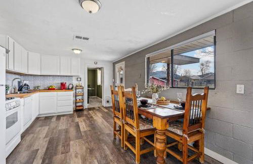 Grand Canyon Ranch Home - Western History - Big city lot - AC! - Photo 3