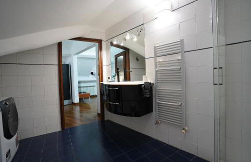 Airport & Sea, Large Music-Themed Apartment - Foto 13