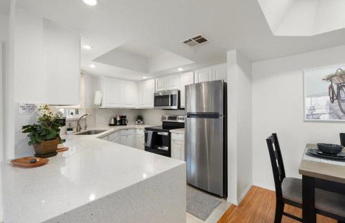 Mid-Century, Two-story with private Balconies & Pool view - Foto 9