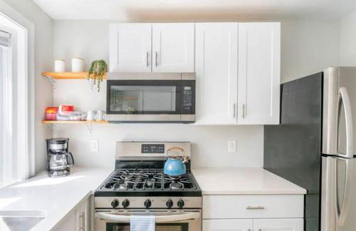 Jennifer's Cozy Apt Walk to Brown In Unit Laundry - Foto 13