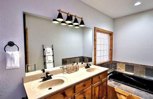 Luxury Cabin with Heated Pool, Hot-Tub & Deluxe Outdoors - Photo 31