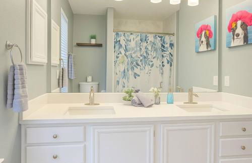 Newly updated 5BR/2.5BA w/pool sleep 16 ppl• - Photo 13