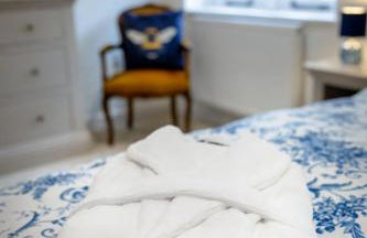 Stylish 2-bed 16th-century apartment in Petersfield town centre, - Foto 10