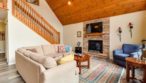 Lakefront Poconos Family Home with Pool Access - Foto 5