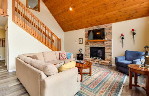 Lakefront Poconos Family Home with Pool Access - Foto 5