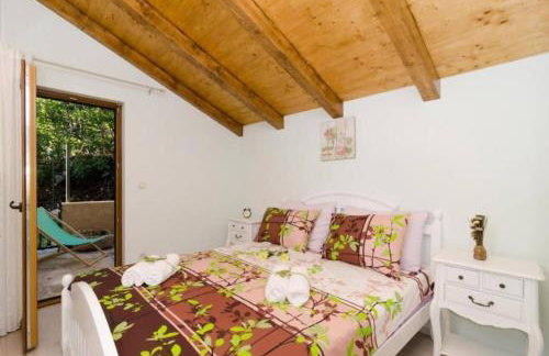 Breathtaking Scenic Villa with Pool - Photo 25