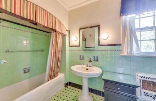 Ornate Victorian with Courtyard and Fire Pit - Foto 29