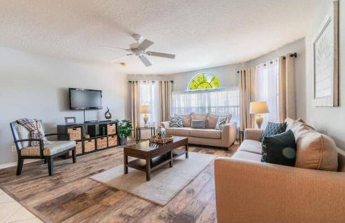 SPECTACULAR, NEW Professional Decor, Near Dis, NO Steps, Pool, Patio, LOW Rates! - Foto 1