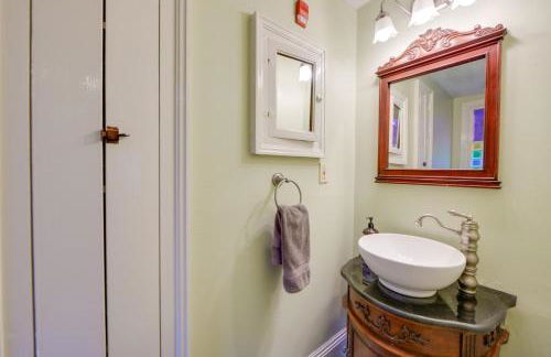 Ornate Victorian Home with Courtyard and Fire Pit! - Foto 22