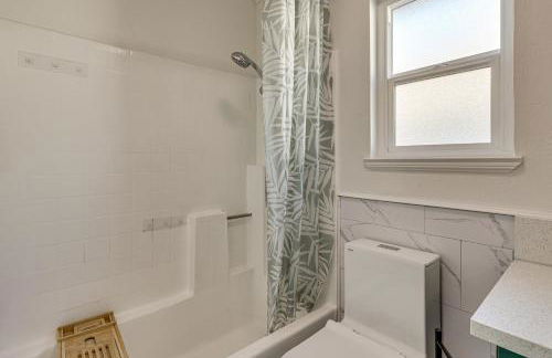 Modern Oceanside Living! Family Home with Workspace - Foto 27