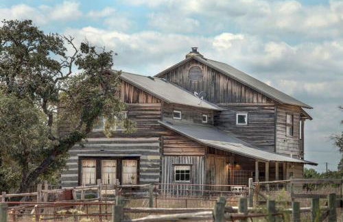 1800's Antique Log Cabin with Modern Amenities near Fredericksburg and Kerrville, Texas - Photo 7