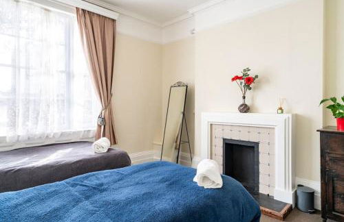 Perfect Family & Friends Home, Free Parking Security Onsite - Photo 12