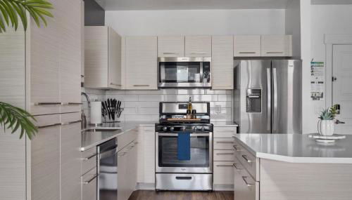 Deluxe 1BR 1BA Pool, Gym, Htub, Pkg - Foto 2