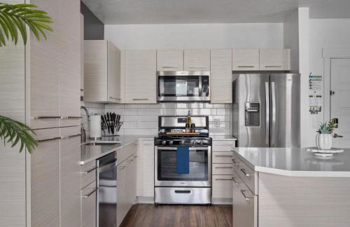 Deluxe 1BR 1BA Pool, Gym, Htub, Pkg - Foto 2