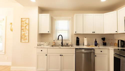 Work, Rest and Gather - Spacious 3BR with Modern Charm - Photo 3