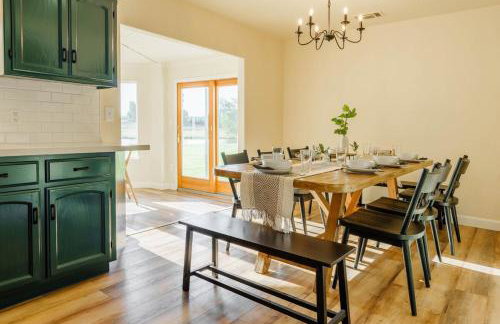 Riverfront Beauty with Pickle Ball Court - Foto 14