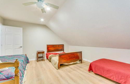 Lakefront Retreat with Multi-Level Deck and Dock! - Foto 17