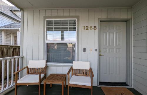 Contemporary 2-Bedroom Close to Downtown, Dining - Photo 22