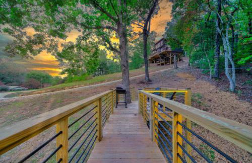Cozy Treehouse w Hot Tub, Fire Pit, Pet Friendly, Lake Access - Photo 17