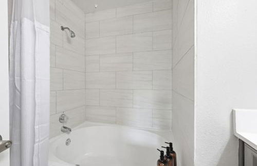 Chick modern Haven Elegant stay with modern views - Photo 18