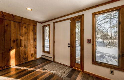 Resort-Style Community! Quechee Chalet with Deck - Foto 13