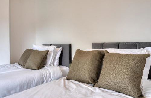 Contractors & Relocation haven, 3BD House, Secure off-site parking & office space - Foto 18