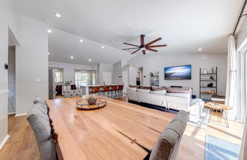 Beautiful home, centrally located to Parks with Pool - Foto 1