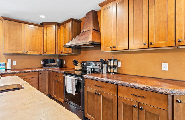 Larkspur Hills 5 BR Villa with Hot Tub - Photo 7