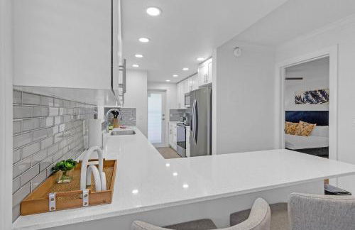 Waterfront 2BR Escape - Pool, Gym & Balcony with Intracoastal Views - Foto 30