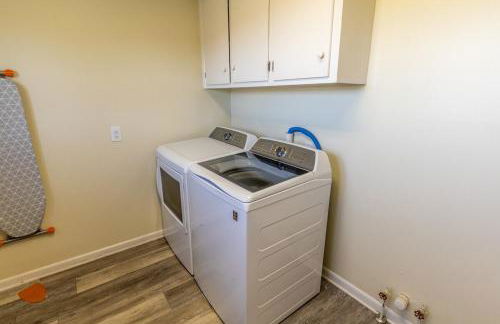 Charming Farmhouse w King Bed Hot Tub & EV Charger - Foto 8