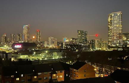 Sunset Heights Bright 2BR with City Views and Free Parking - Foto 3