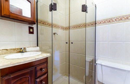 Excelente apartamento no melhor point de Itaúna a 100 m da praia - Foto 27