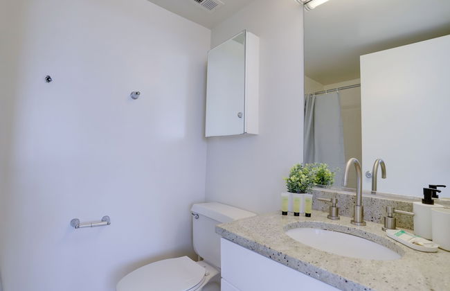 Gorgeous Apt with Rooftop City View - Photo 37