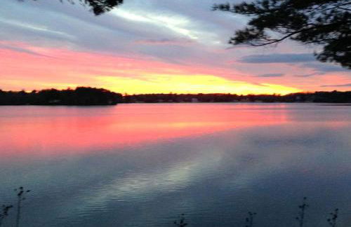 Gorgeous Waterfront Cottage with Luxurious Hot Tub for a Weekend Getaway near Cape Cod, Massachusetts - Foto 21