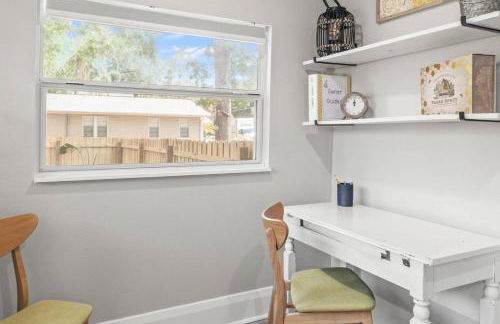 BeeKeeper's Inn - Beautifully Renovated 1929 Bungalow with 2 Bedrooms on Brick Street near Tampa's Attractions - Foto 19