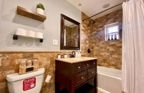 Easy PATH&Bus access- NYC| designer home + Deck. - Photo 8