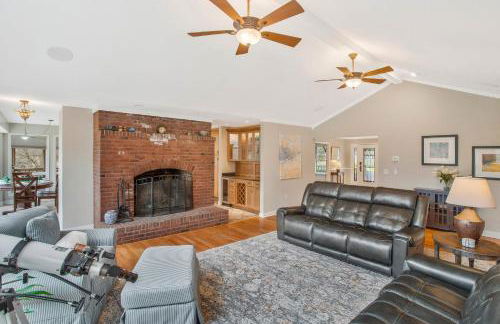 Gorgeous Creek Side Ranch-Style Estate With Dock - Foto 17