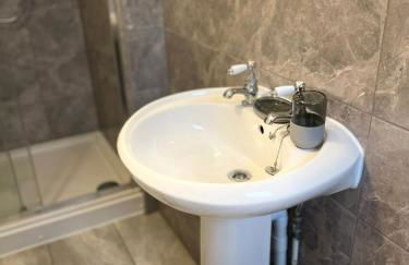 Perfect 1 Bed Apartment - Central with Parking, WiFi, TV, Desk - Foto 7