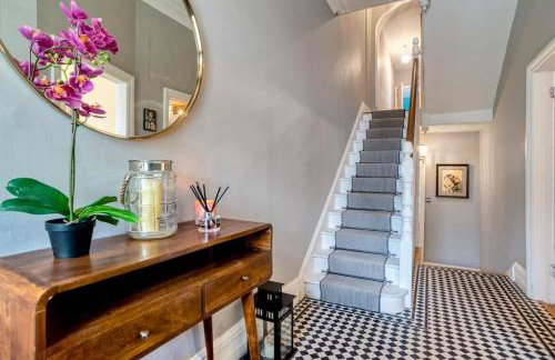 6BR Luxury Beach House Hot Tub & Sea Views - Foto 19