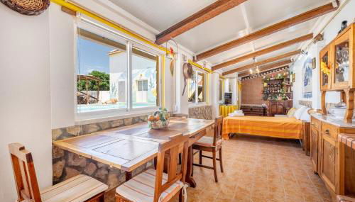 Eclectic oasis with poolside charm in Arranhó - Foto 5