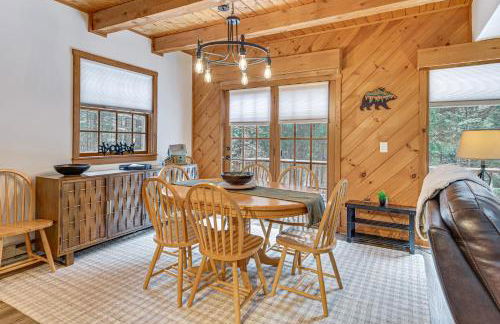 8 Mi to Mt Snow Cozy Bear Cabin with Hot Tub! - Foto 4