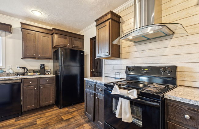 Sunsets & Serenity: Port Clinton Waterfront Stay 3 Bedroom Home - Photo 13