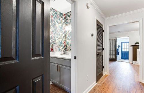 Lux Home-mins to Truist Park wKing pet friendly - Foto 39