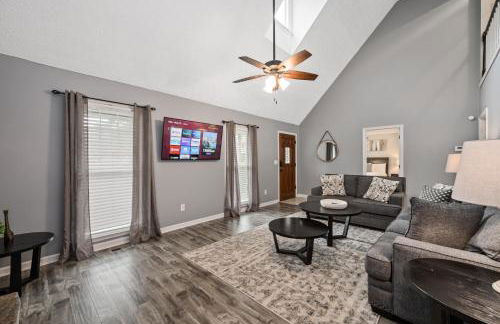 Relax In This 4BR Retreat With Screened Snug Porch - Foto 1