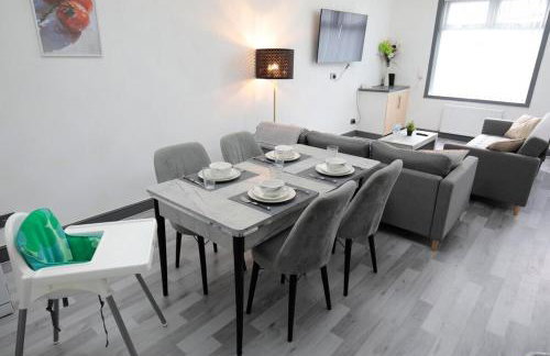 Dixon House, Sleeps 6, Free Parking, Long or Short Stays - by NMB Property - Photo 10