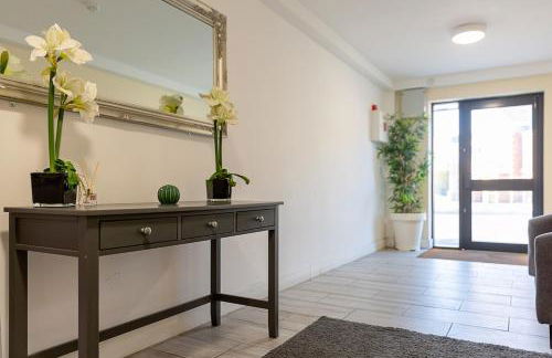 2 bedroom Large Town Centre Apartment FREE Parking - Foto 19