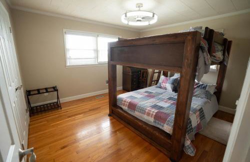 Secluded Farmhouse Retreat - Groups & Pets Okay! - Photo 15