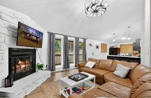 Two Cabins Retreat in Woods Resort - Dog-Friendly - Foto 50