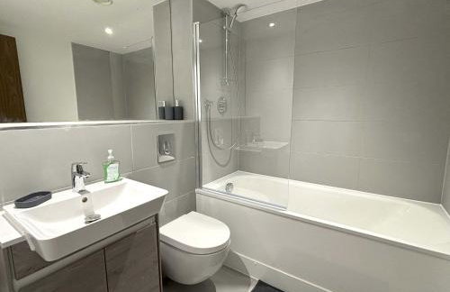 Grand Exchange near Ascot 2 bed with Parking - Photo 13