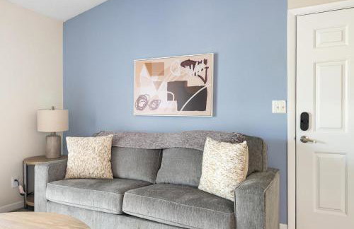 Landing Stunning 2BD Tennis Court Gym - Photo 1